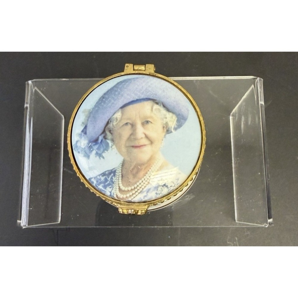 Fenton Queen Elizabeth Hinged Trinket Box English‎ Fine Bone China 2000 Flowers